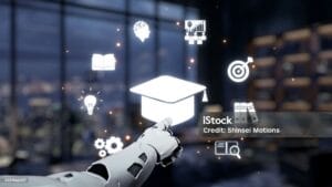 एक रोबोटिक हाथ शिक्षा से संबंधित डिजिटल चिन्हों को छूते हुए — यह छवि 2025 में कृत्रिम बुद्धिमत्ता (AI) द्वारा शिक्षा प्रणाली में हो रहे परिवर्तन को दर्शाती है।